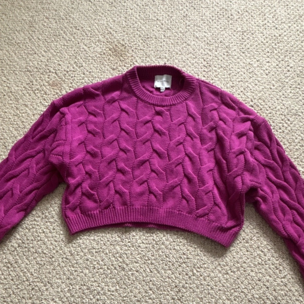 Cable-Knit Cropped Sweater in Magenta